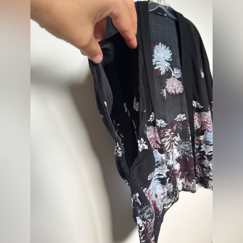 Beautiful ARITZIA TALULA floral kimono - Picture 9 of 9